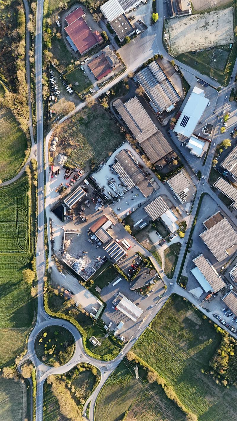 Vista aerea degli edifici e dei piazzali industriali